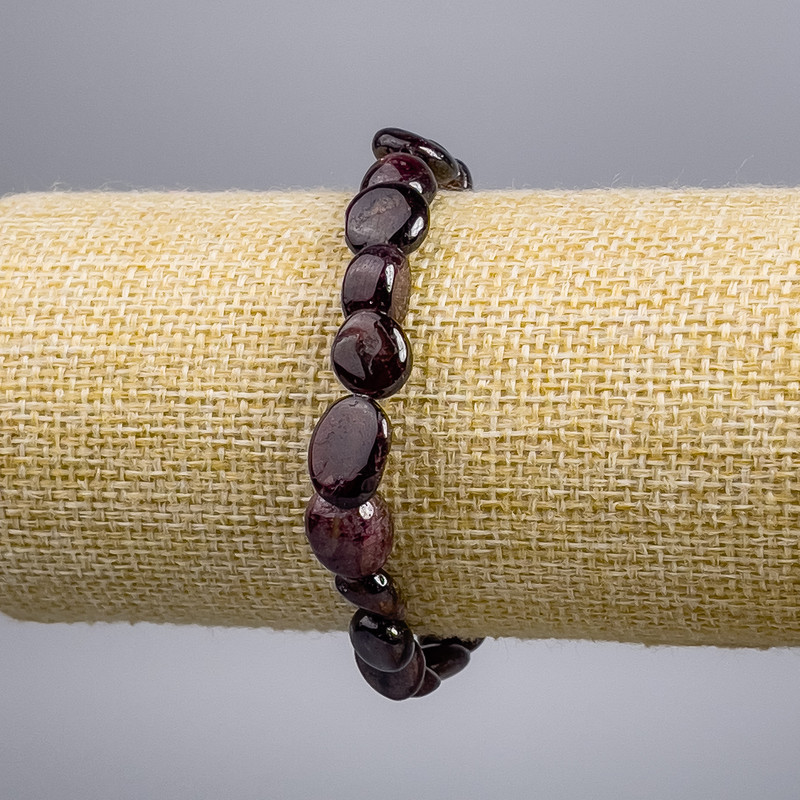 Armband aus Granat, facettierte Granatkugeln, Durchmesser ca. 9×10 mm, Länge 18 cm, Stretch