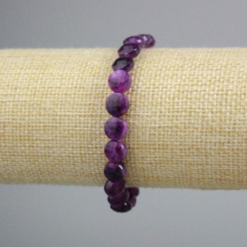 Armband aus Sugilit – facettierte Münzperlen, Durchmesser ca. 8,5 mm, Länge ca. 18 cm (elastisch)