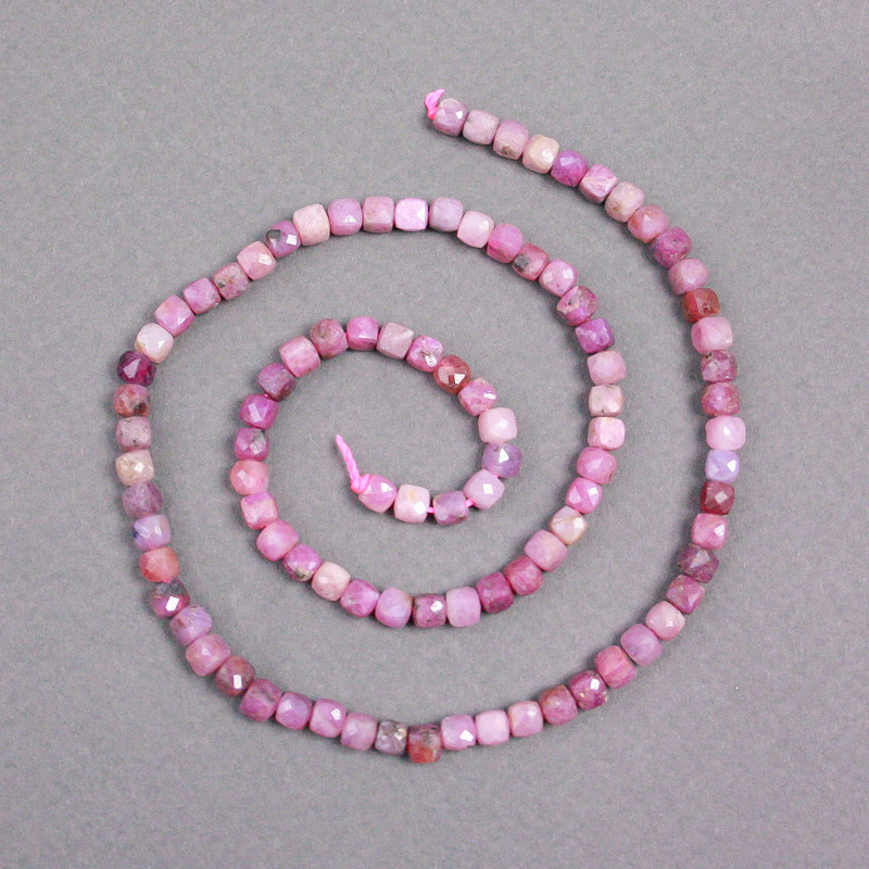 Rubin-Perlen auf Schnur, natürlicher Rubin, facettierte Würfel, Kantenlänge ca. 4×4 mm, Länge ca. 39 cm