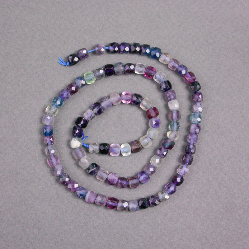 Fluorit-Würfelperlen auf Schnur, natürliche Steinqualität, facettiert, Kantenlänge ca. 4,5 × 4,5 mm, Länge ca. 39 cm