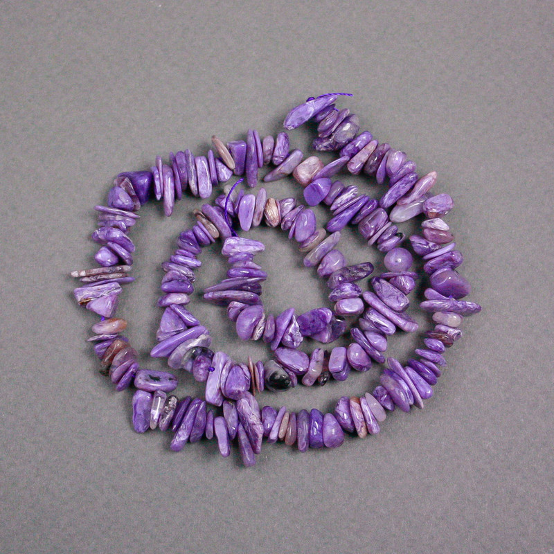 Charoit-Chip-Perlen auf Schnur, natürlicher Stein, Durchmesser ca. 8×3 mm, Länge ca. 40 cm