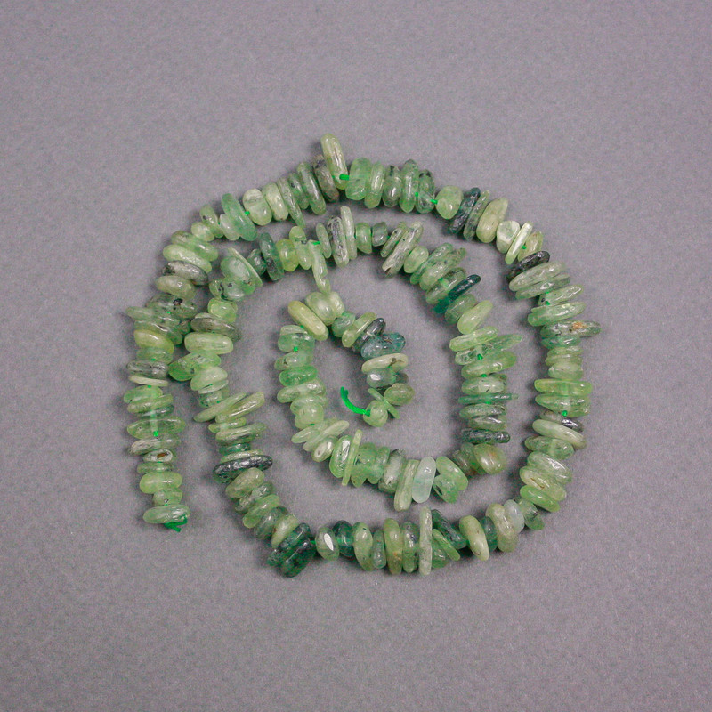 Prenit-Chips-Perlen aus Naturstein, Durchmesser ca. 8 x 2 mm, Länge ca. 40 cm – auf einer Schnur