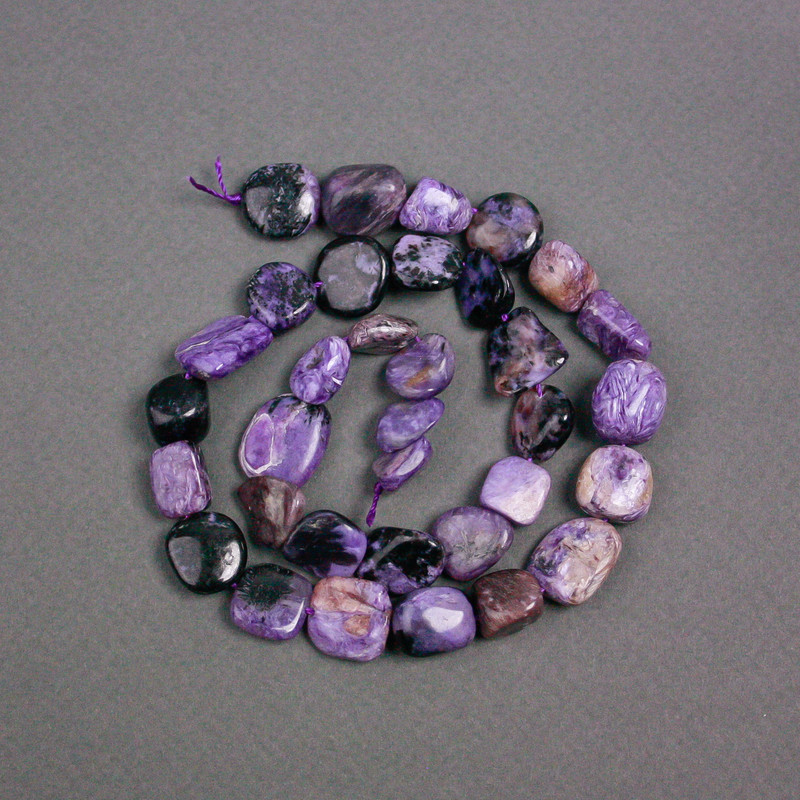 Charoit-Perlen auf Schnur, Naturstein, facettiert, Maße ca. 14 x 12 x 5 mm, Länge ca. 40 cm