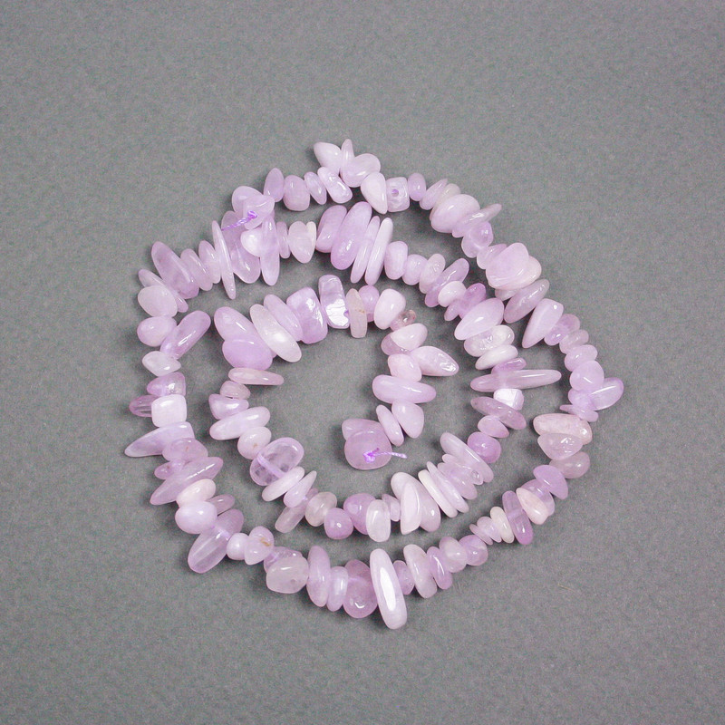 Kunzit-Naturstein-Chips auf Schnur, Durchmesser 9 × 4 mm, Länge 40 cm
