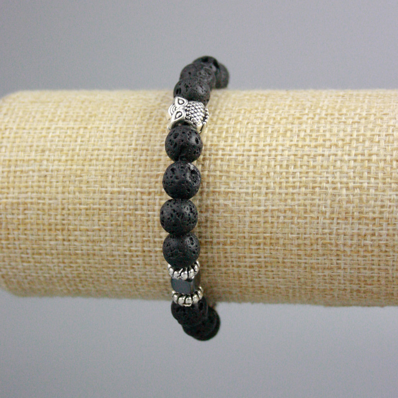 Armband aus Lavastein mit glatten Kugeln, Durchmesser ca. 8,5 mm; Hämatit-Würfel 6 mm; silberfarbene Einsätze; Länge 18 cm; Stretch-Armband
