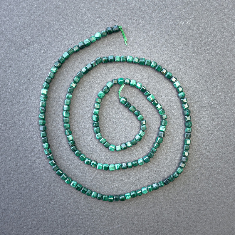 Malachitwürfel-Perlen auf Schnur, Naturstein, Seitenlänge ca. 2,5 × 2,5 mm, Länge ca. 40 cm