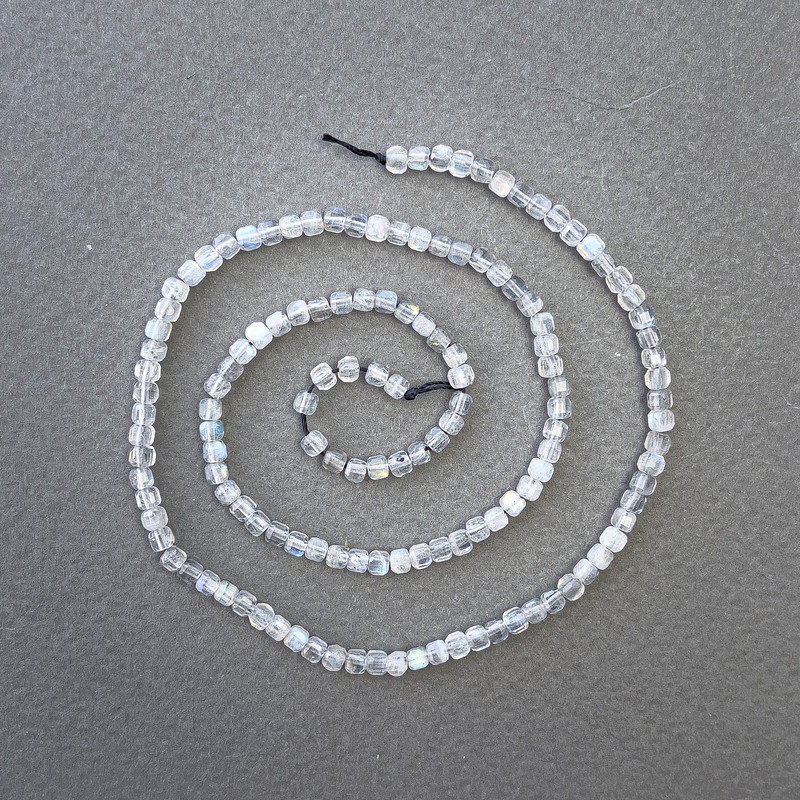 Labradorit-Perlen auf der Schnur, Naturstein-Würfel, Durchmesser ca. 2,5 x 2,5 mm, Länge ca. 40 cm