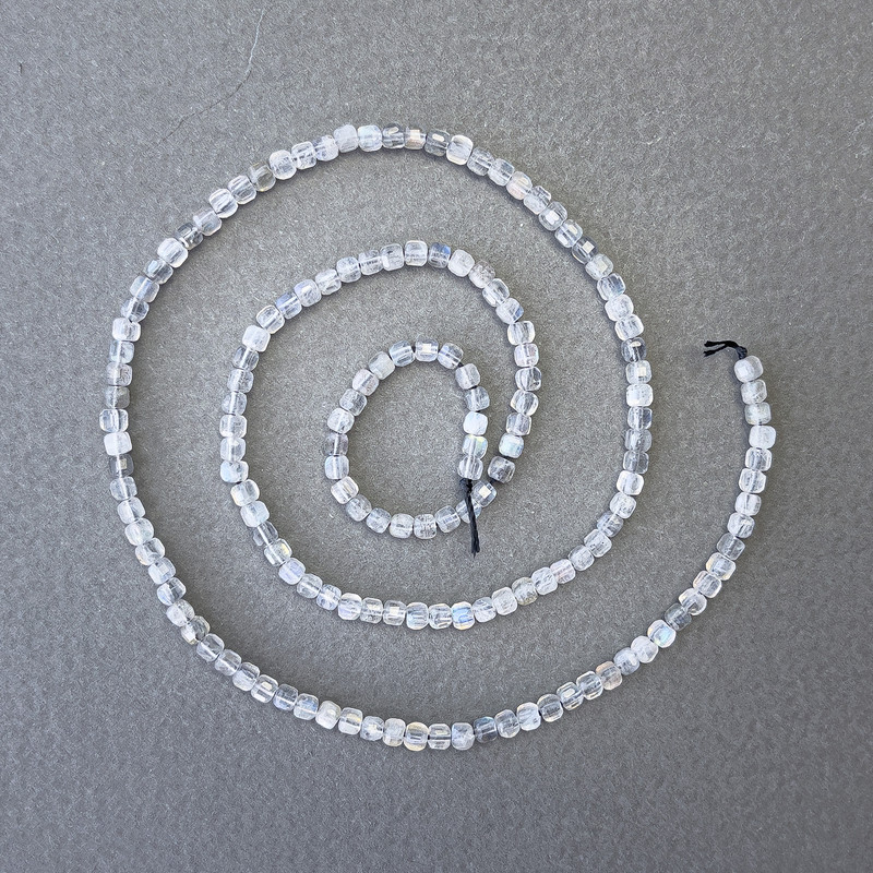 Labradorit-Perlen auf Schnur, Naturstein-Würfel 3×3 mm, Länge ca. 40 cm