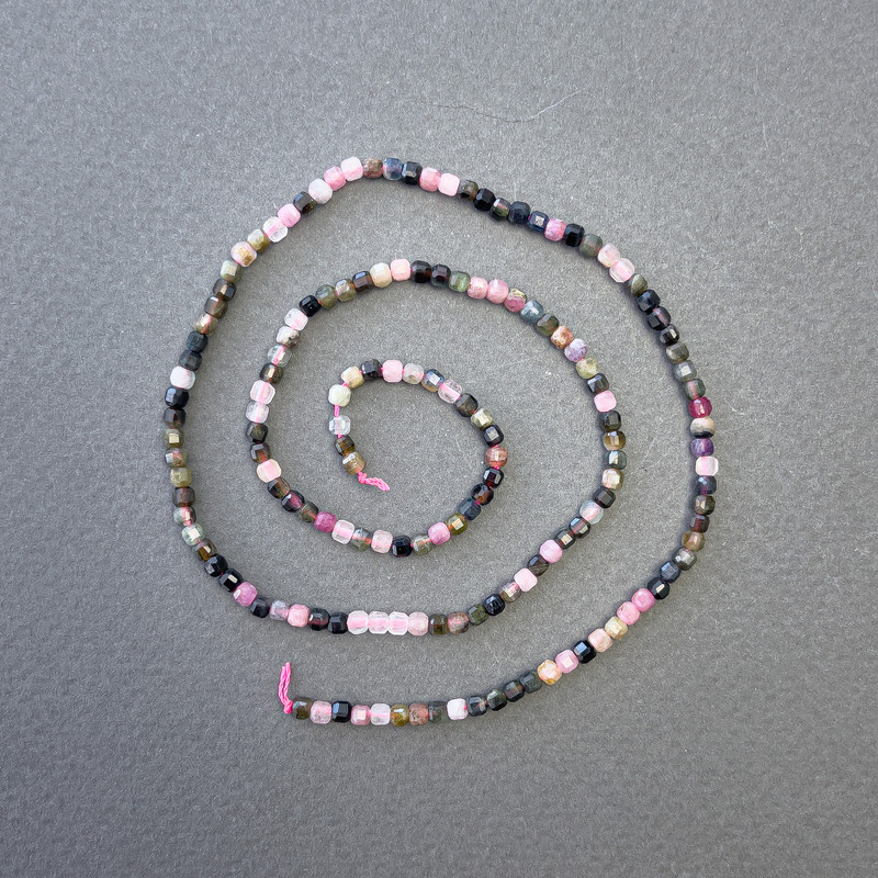 Turmalin-Perlen assortiert, kubische Naturstein-Perlen, Kantenlänge ca. 2,5 × 2,5 mm, Länge ca. 39 cm, auf Schnur