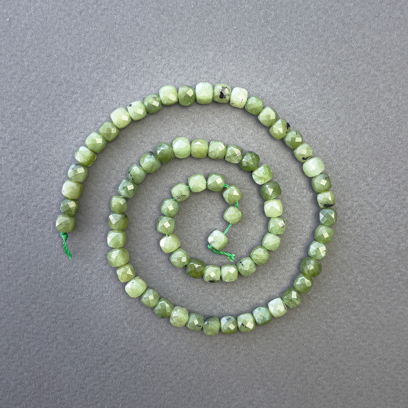 Jadeit-Naturstein, facettierte Würfelperlen, Durchmesser 5×5 mm, Länge ca. 38 cm, auf Schnur