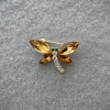 Schmetterlingsbrosche mit gelben und weißen Kristallen, goldfarbenes Metall, 20×28 mm+