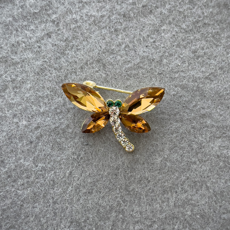 Schmetterlingsbrosche mit gelben und weißen Kristallen, goldfarbenes Metall, 20×28 mm+