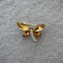 Schmetterlingsbrosche mit gelben und weißen Kristallen, goldfarbenes Metall, 20×28 mm+