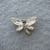 Schmetterlingsbrosche mit weißen Kristallen, goldfarbenes Metall 20 × 28 mm+
