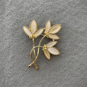 Blumenbrosche mit weißem Katzenauge