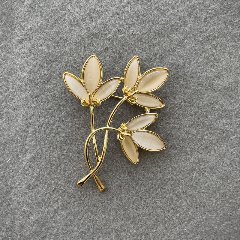 Blumenbrosche mit weißem Katzenauge
