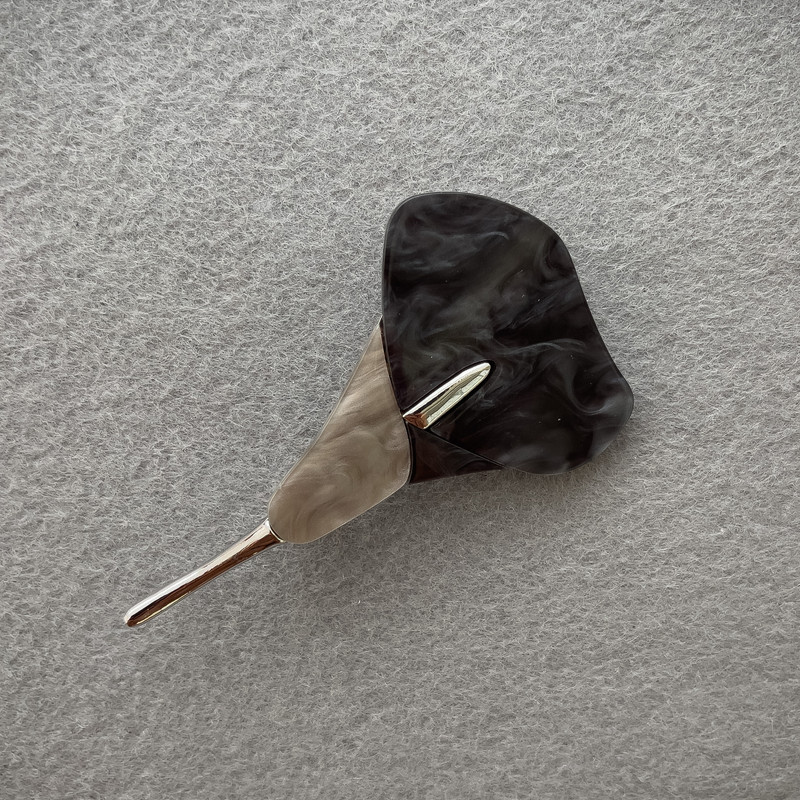 Brosche 'Kali-Blüte' in Schwarz- und grauem Perlmutt, silbernes Metall, 76 × 44 mm+
