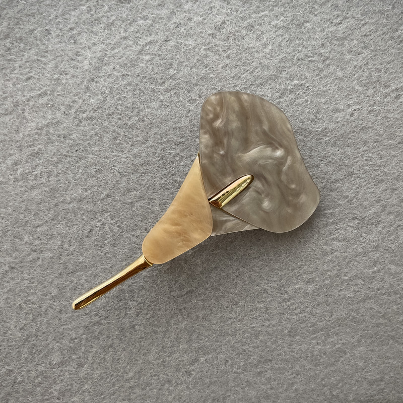 Brosche 'Kali-Blume' grau-weißer Perlmutt, goldfarbenes Metall, 76 × 44 mm