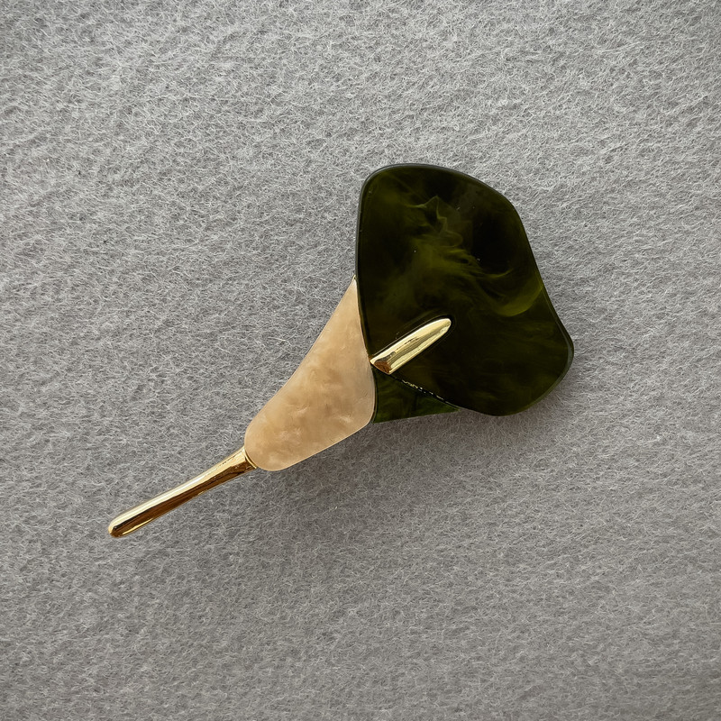 Brosche «Calla-Blume» mit grünem und weißem Perlmutt, goldfarbenem Metall, 76 × 44 mm+