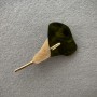 Brosche «Calla-Blume» mit grünem und weißem Perlmutt, goldfarbenem Metall, 76 × 44 mm+