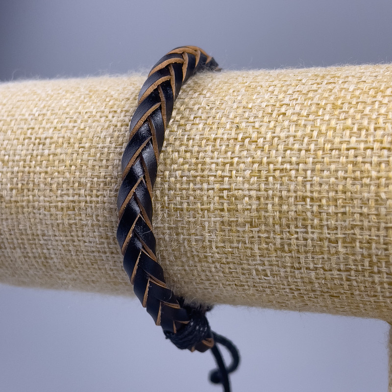 Armband, Länge 18–25 cm, Dicke 7 mm, Öko-Leder, Farbe schwarz, mit Zugverschluss