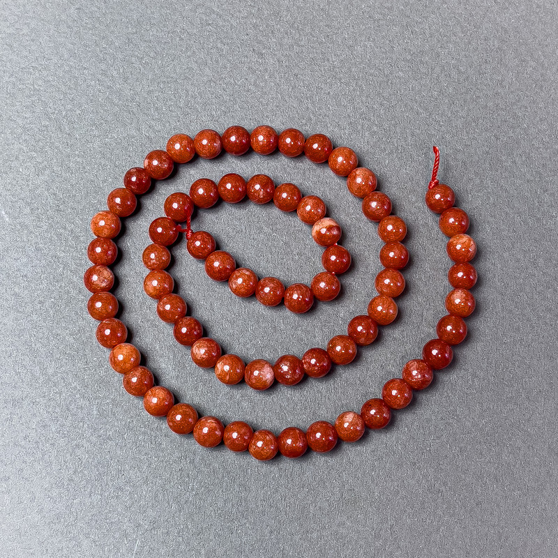 Rote Jaspisperlen (gepresst) glatte Kugeln, Durchmesser ca. 6 mm, Länge ca. 39 cm, auf Schnur