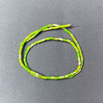 Grüne Varizit-Perlen, facettiert, Maße ca. 2 x 4 mm, Länge ca. 38 cm, auf Nylonfaden