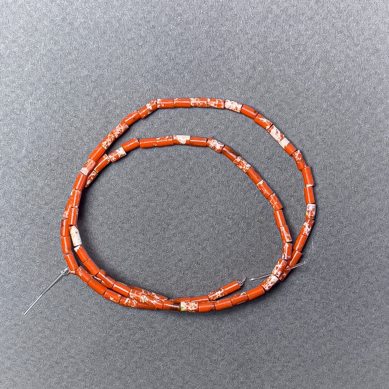 Orangene Varizit-Perlen (gepresst), facettiert, Durchmesser 2×4 mm, Länge ca. 38 cm, auf Faden