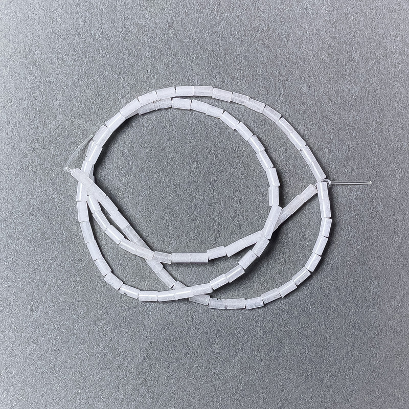 Bergkristall-Perlen, Naturstein, facettierte Perlen, Durchmesser ca. 2x4 mm, Länge ca. 38 cm, auf Faden aufgefädelt