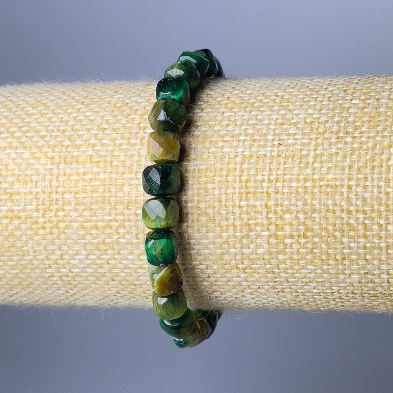Armband aus grünem Katzenauge, facettierte Würfel, Durchmesser ca. 7 mm, Länge ca. 18 cm (Stretch)