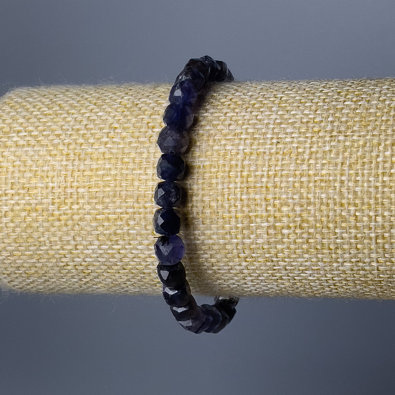 Iolith-Armband, natürlicher Stein, facettierte Würfel, Durchmesser ca. 6 mm, Länge 18 cm (Elastikband)
