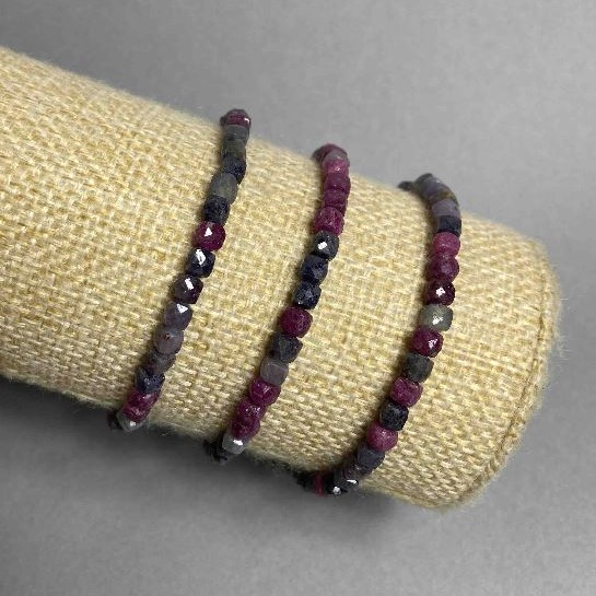 Armband Saphir und Rubin, Naturstein, facettierte Würfel, Durchmesser ca. 4,5 mm, Länge 18 cm (Stretch)