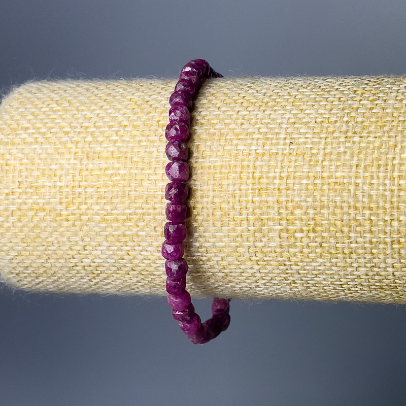 Armband Rubin, Naturstein, facettierte Würfel, Durchmesser ca. 4 mm, Länge 18 cm (Stretch)