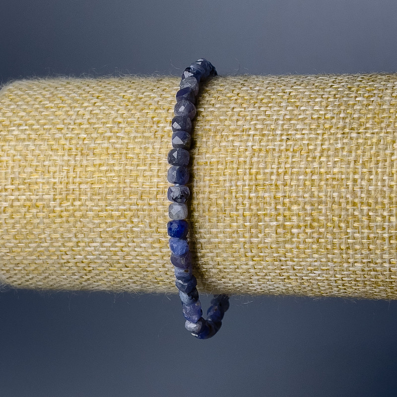 Iolith-Armband aus natürlichem Stein, facetierte Würfel, Durchmesser ca. 4 mm, Länge 18 cm (Elastikband)