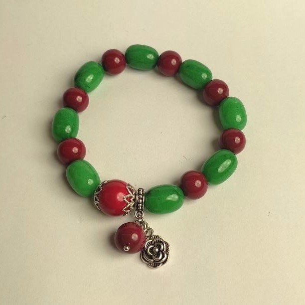 Armband Chrysopras-Barille, Durchmesser der Chrysopras-Perlen 10 × 14 mm, sowie Korallen-Kugeln mit Durchmesser 10 mm bzw. 12 mm ±; Länge 18 cm (Stretch) mit Einsätzen