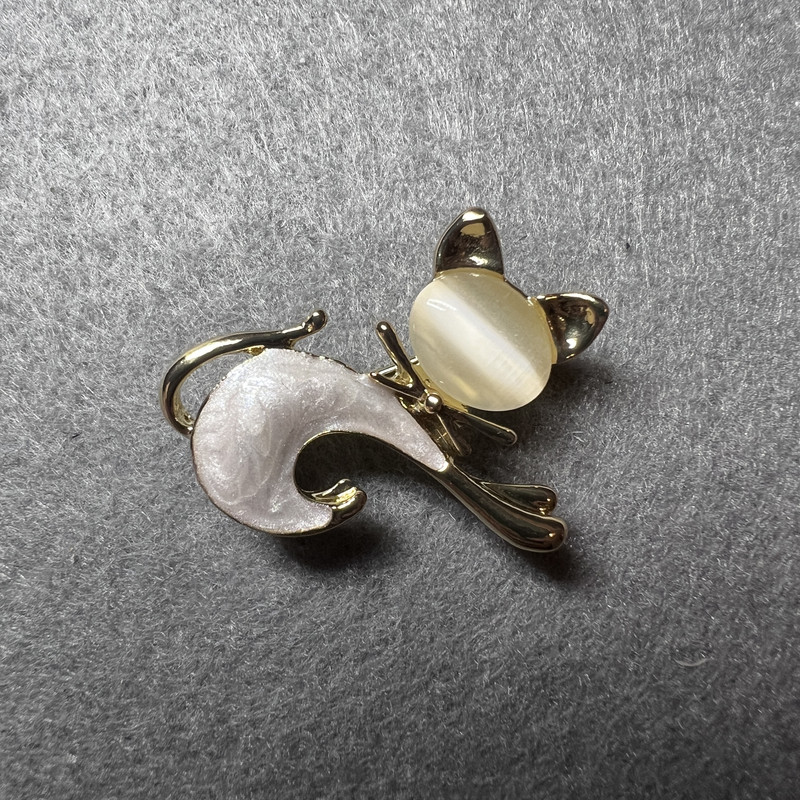 Brosche Kätzchen – weißes Katzenauge, weißer Perlmutt, goldfarbenes Metall, 28 × 23 mm