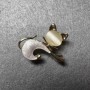 Brosche Kätzchen – weißes Katzenauge, weißer Perlmutt, goldfarbenes Metall, 28 × 23 mm