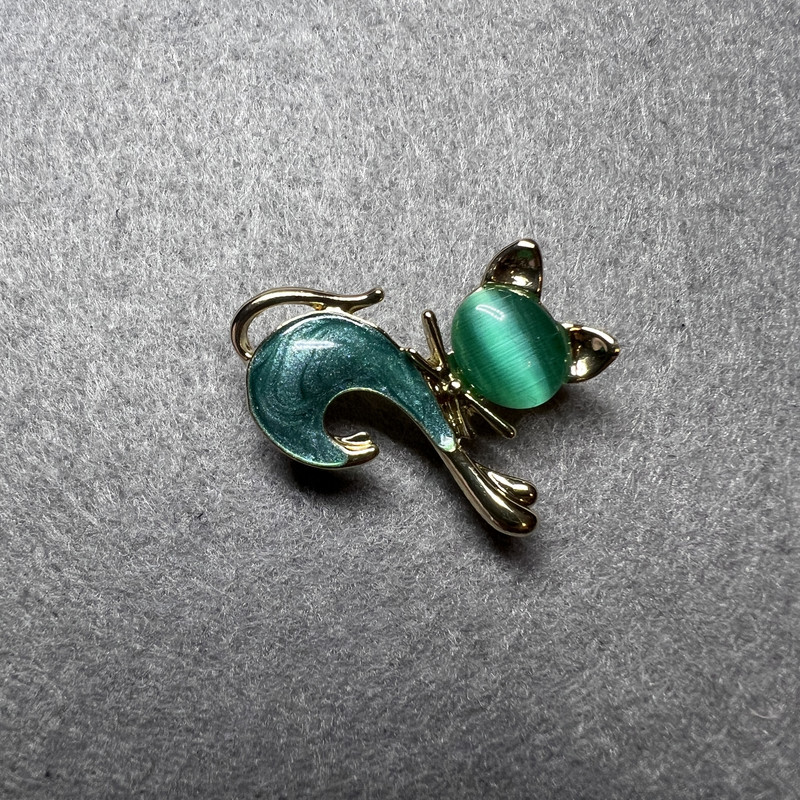 Brosche Kätzchen mit grünem Katzenauge, grünem Perlmutt, goldfarbenem Metall 28×23 mm