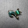 Brosche Kätzchen mit grünem Katzenauge, grünem Perlmutt, goldfarbenem Metall 28×23 mm
