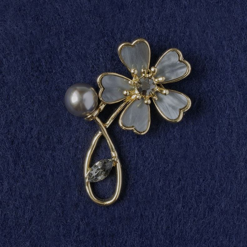 Blumenbrosche mit grauem Perlmutt, Kristall, Perle, goldfarbenem Metall 33×51 mm