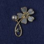 Blumenbrosche mit grauem Perlmutt, Kristall, Perle, goldfarbenem Metall 33×51 mm