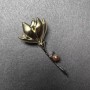 Brosche Magnolienblüte – goldfarbene und silberfarbene Emaille, goldfarbene Strasssteine, Perle, goldfarbenes Metall 29×65 mm