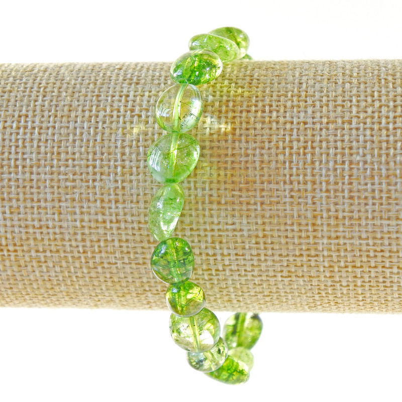 Armband aus grünem Kristall, getönt wie Chromdiopsid, facettiert, Durchmesser ca. 10–12 mm, Länge ca. 18 cm (elastisch)