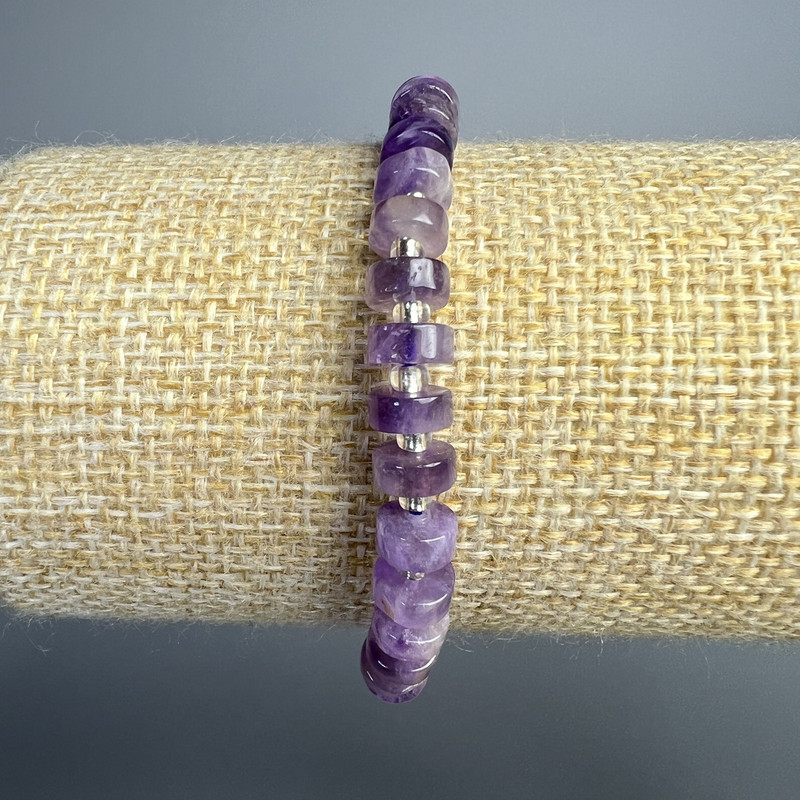 Armband Amethyst Naturstein-Scheiben, Durchmesser ca. 6,5×3 mm, Länge ca. 18 cm (Elastikband) mit Glasperlen