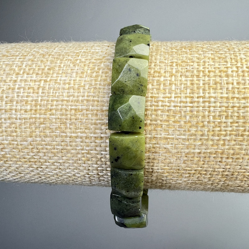 Armband aus kanadischem Jadeit – Naturstein, facettiert rechteckig, Abmessungen 9×10×5 mm, 5 mm ±, Länge 18 cm ± (elastisch)