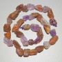 Nugget-Perlen aus Amethyst und Erdbeerquarz, naturbelassen, Durchmesser ca. 9 x 13 mm, Länge ca. 39 cm, auf Schnur