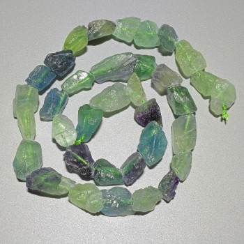 Fluorit-Nugget-Perlen, naturbelassen, Durchmesser ca. 10×12 mm, Länge ca. 40 cm, auf Schnur