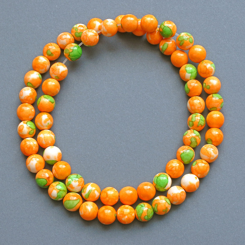 Varizit-Perlen (künstliches Acryl) grün, orange und weiß – glatte Kugeln, Durchmesser ca. 7 mm, Länge ca. 40 cm, auf Faden