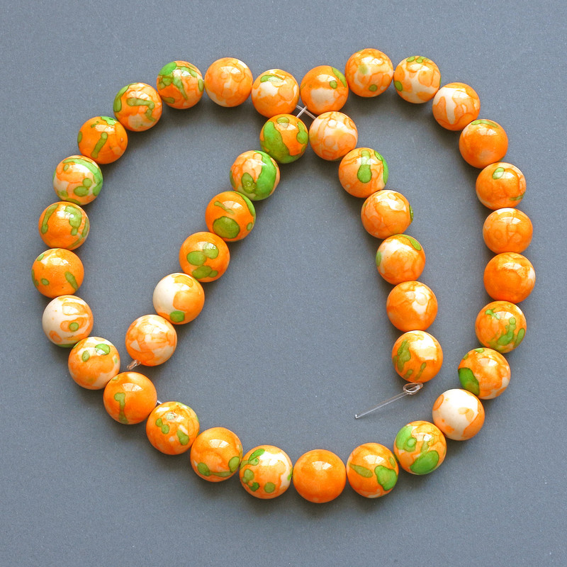 Perlen 'Varizit' aus Acryl, grün, orange und weiß, glatte Kugeln, Ø 10 mm ±, Länge ca. 39 cm ± auf Faden