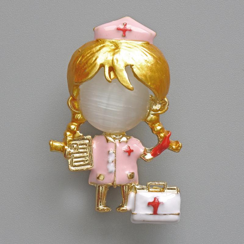 Brosche-Anhänger Krankenschwester mit weißem Katzenauge, rosa und weiße Emaille, goldfarbenes Metall 23 × 36 mm